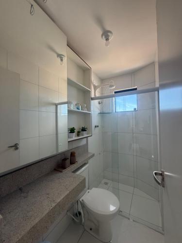 ein weißes Badezimmer mit Toilette und Dusche in der Unterkunft Novo Horizonte in Garanhuns