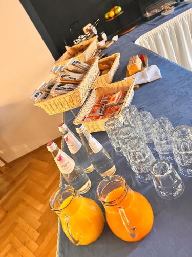 una mesa azul con vasos y botellas de vino en Hotel Alte Brauerei, en Karlstadt