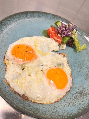 Comida en o cerca de este hotel