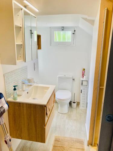 une salle de bain avec des toilettes blanches et un lavabo dans l'établissement Escapade ensoleillée Studio, à La Seyne-sur-Mer
