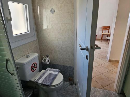 Bilik mandi di Trypiti Sea View Apartment