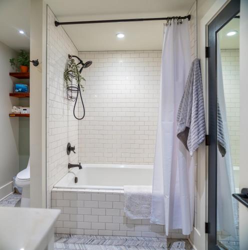 Ένα μπάνιο στο Designer Penthouse with Rooftop Deck Near Downtown and Lookout Mtn