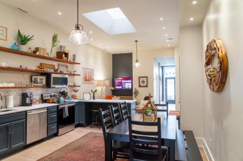 Η κουζίνα ή μικρή κουζίνα στο Designer Penthouse with Rooftop Deck Near Downtown and Lookout Mtn