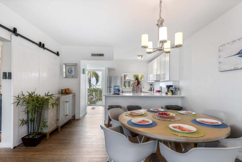 Η κουζίνα ή μικρή κουζίνα στο Tamarind Bay 3BD on Seven Mile Beach