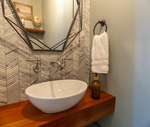 Ένα μπάνιο στο Designer Penthouse with Rooftop Deck Near Downtown and Lookout Mtn