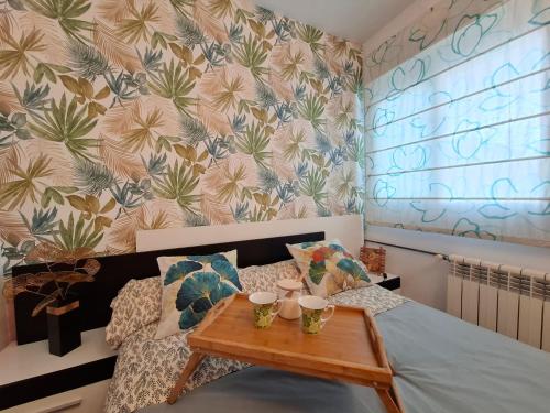 a living room with a couch and a table at Piso amplio de 3 habitaciones, 2 baños, ascensor y parking in Burriana