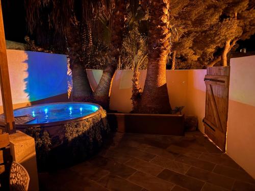 une baignoire jacuzzi dans une pièce arborée dans l'établissement Casa-jungle Jacuzzi & Sauna Bord de mer, à Sausset-les-Pins