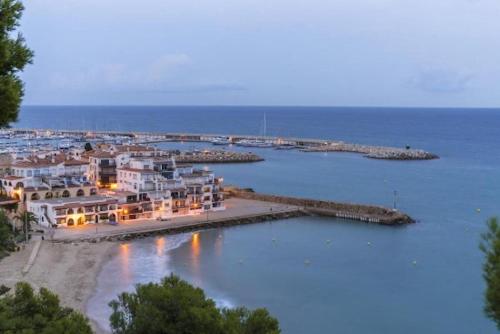 SPACIOUS FLAT WITH SEA VIEWS, FOR 8 PEOPLE WITH 3 BEDROOMS, 2 BATHROOMS and NEXT TO THE BEACH!!