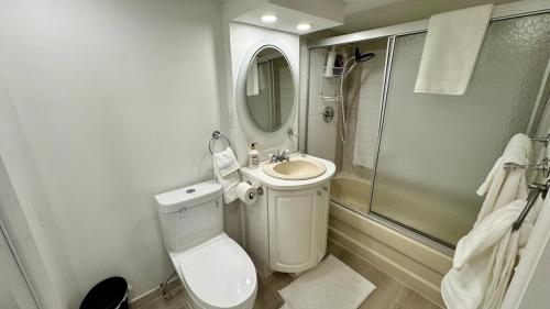 un bagno con wc, lavandino e doccia di Cozy Hidden Gem, Stylish 2BR with Sofa Bed a Mississauga