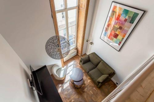 - une vue de tête sur un salon doté d'un canapé et d'une fenêtre dans l'établissement Platine - Furnished apartment - Downtown Lyon, à Lyon