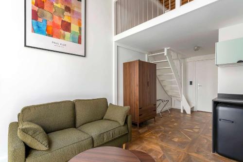 un salon avec un canapé et un escalier dans l'établissement Platine - Furnished apartment - Downtown Lyon, à Lyon