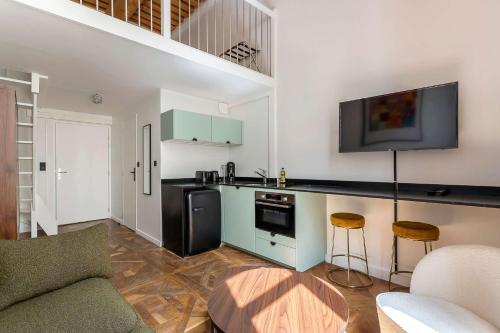 - une cuisine avec un canapé et une table dans une chambre dans l'établissement Platine - Furnished apartment - Downtown Lyon, à Lyon