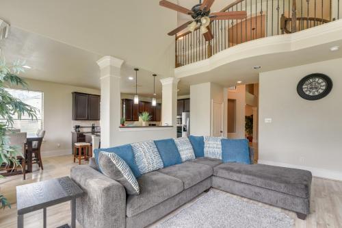 Zona de estar de 26 Mi to Houston Spacious Home with Fenced Yard!