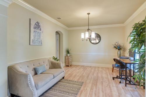 Zona de estar de 26 Mi to Houston Spacious Home with Fenced Yard!