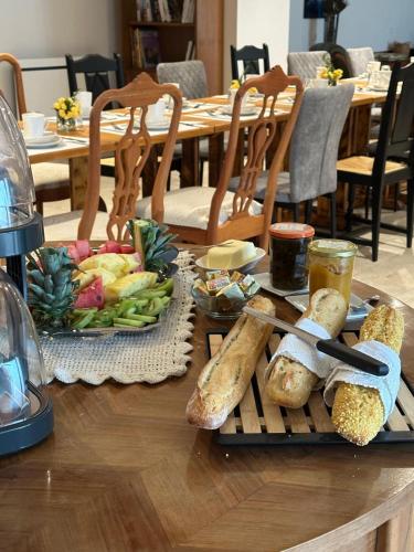 - une table avec un plateau de nourriture avec du pain et des légumes dans l'établissement Chambres d'Hôtes Doux Brazil, à Lisle-sur-Tarn