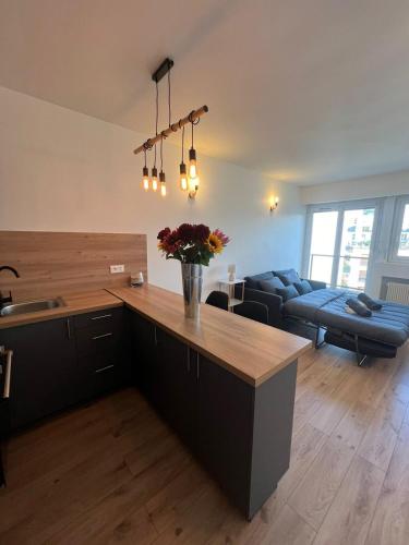 une cuisine et un salon avec un vase de fleurs dans l'établissement Luxury Suite Victor Hugo - Champs-Élysée, à Paris