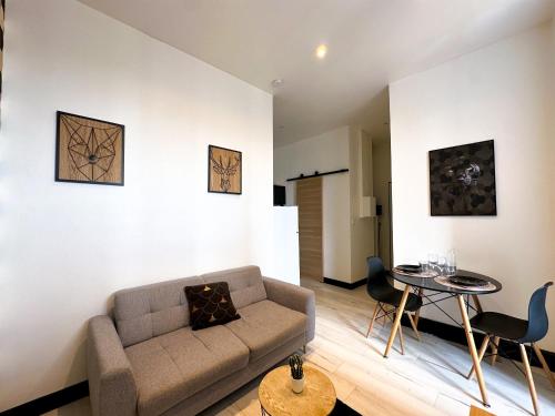 un salon avec un canapé et une table dans l'établissement Studio cosy, à Agen