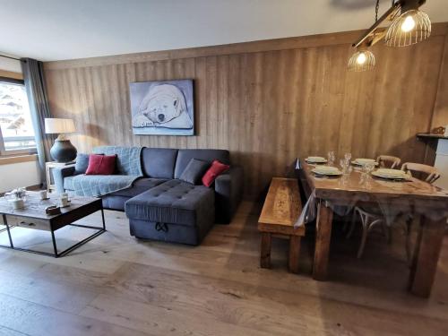 un salon avec un canapé et une table dans l'établissement Appartement neuf 54m² Les Gets, centre, balcon sud-ouest, Wifi, parking - FR-1-598-70, aux Gets