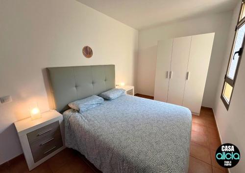 a bedroom with a bed and a dresser with two lamps at Casa Alicia - El Cotillo - 2 Camere, 2 Bagni in El Cotillo