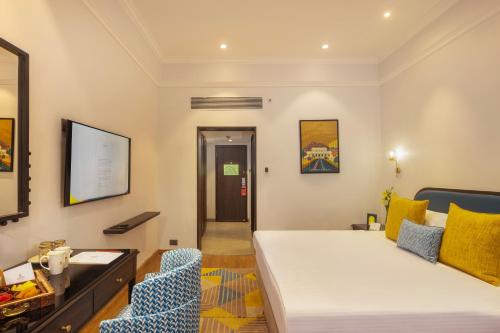 a hotel room with a bed and two chairs at Gateway Aurangabad - Chhatrapati Sambhaji Nagar in Aurangabad