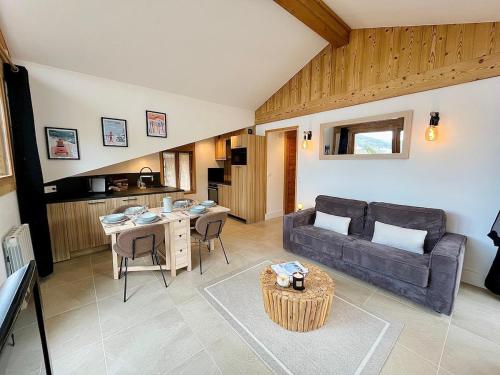 un salon avec un canapé et une table dans l'établissement Les Vernettes, 6 people, garage, Wi-Fi, à Les Deux Alpes