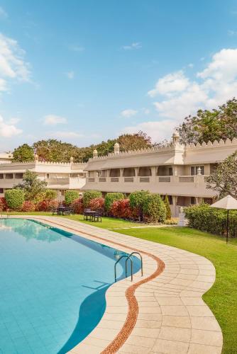 a swimming pool in front of a building at Gateway Aurangabad - Chhatrapati Sambhaji Nagar in Aurangabad