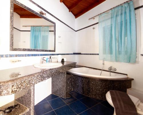 Koupelna v ubytování Aphrodite Suites & Apartments with Swimming Pool