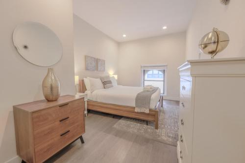 a bedroom with a bed and a mirror and a dresser at Luxury at 2br 2ba 200mbps Internet in Boston