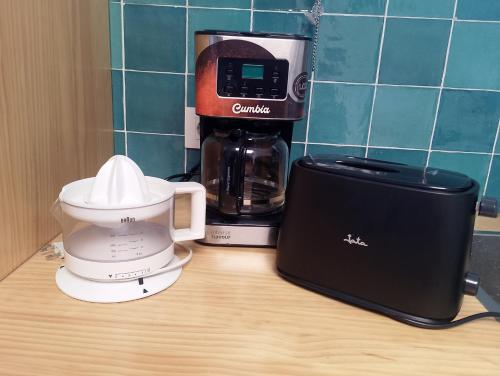 a coffee maker and a blender on a counter at CASA Atzu Loft Argoños in Argoños