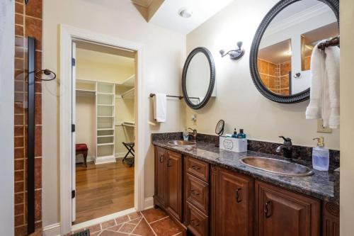 a bathroom with two sinks and a mirror at Ceres Cottage Golfers Getaway in Pinehurst