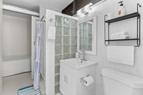 Koupelna v ubytování Playas Del Yunque Condo Pool and Beach Access