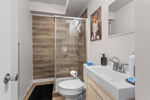 Ένα μπάνιο στο Classic 2BR Detroit Sugar Hill