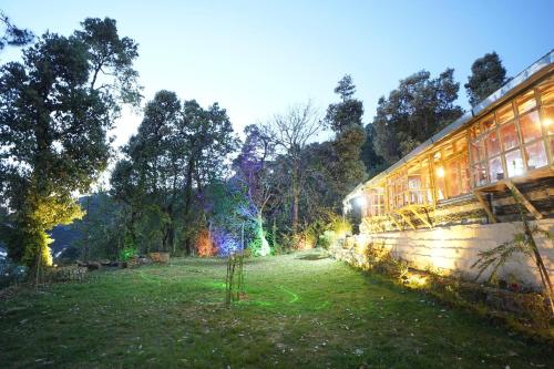 Ein Garten an der Unterkunft Leela Cottages