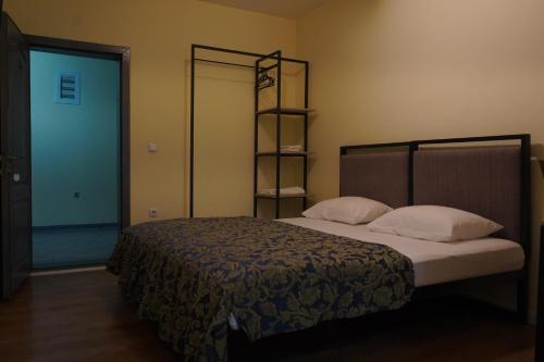 プリズレンにあるHotel Alvidaのベッドルーム1室(ベッド1台付)と部屋のドア1室が備わります。