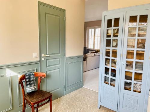 une salle à manger avec une chaise et un placard dans l'établissement Charmante maison jardin centre, à Chinon