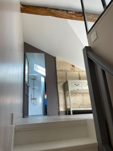 une pièce avec un miroir et des escaliers dans une maison dans l'établissement Charmante maison jardin centre, à Chinon