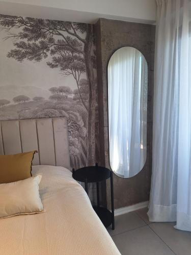 a bedroom with a bed and a round mirror at Departamento Premium Tucuman in San Miguel de Tucumán