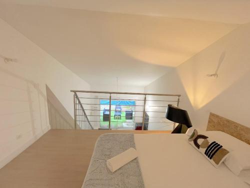 une chambre blanche avec un lit et une fenêtre dans l'établissement Duplex Tanay, à Annecy
