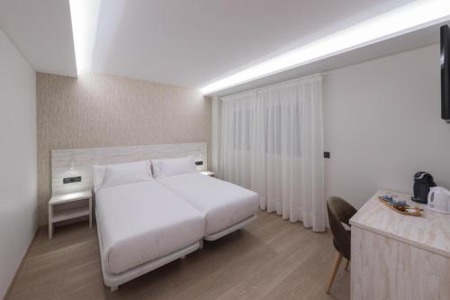 Giường trong phòng chung tại Hotel Spa Meiga do Mar