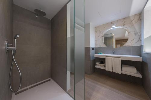 Phòng tắm tại Hotel Spa Meiga do Mar