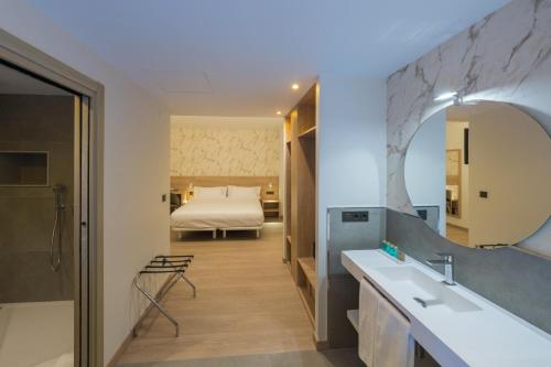 Giường trong phòng chung tại Hotel Spa Meiga do Mar