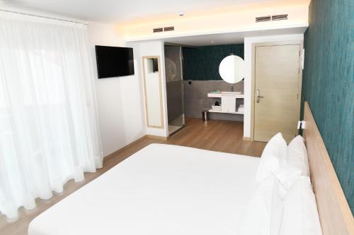 Giường trong phòng chung tại Hotel Spa Meiga do Mar