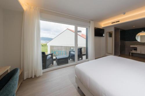 Giường trong phòng chung tại Hotel Spa Meiga do Mar