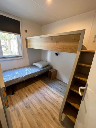 Cette petite chambre comprend des lits superposés et une fenêtre. dans l'établissement Zen, à Saint-Cyprien