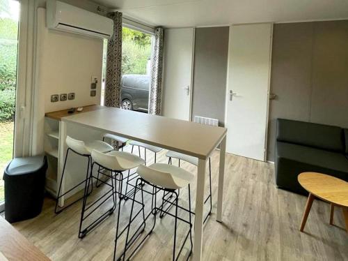 une cuisine avec une table et des tabourets dans une pièce dans l'établissement Zen, à Saint-Cyprien