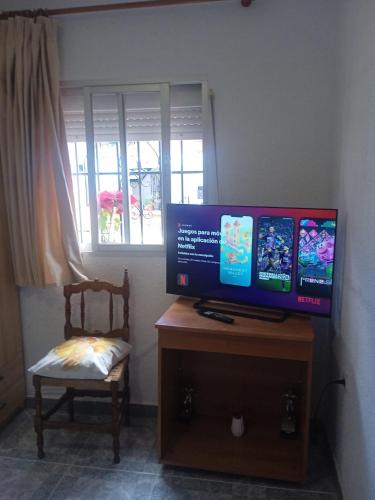 Μια τηλεόραση ή/και κέντρο ψυχαγωγίας στο 01 Habitación en hogar tranquilo, casa conpartilhada