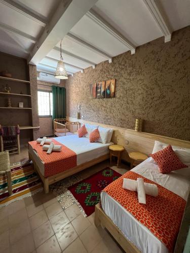 Postel nebo postele na pokoji v ubytování Tazart Lodge