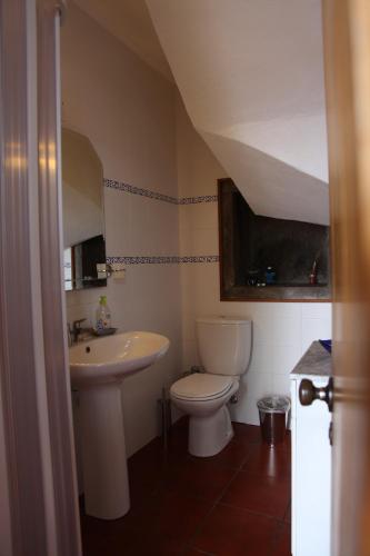 a bathroom with a sink and a toilet at casa da Madrinha in Nordeste