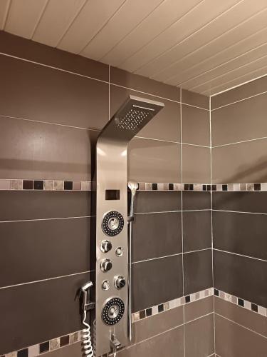 une salle de bain avec douche et lavabo dans l'établissement Loue splendide villa 6 couchages, à Martigues