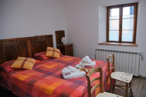 a bedroom with a bed with towels on it at Cjase in val in Fusea
